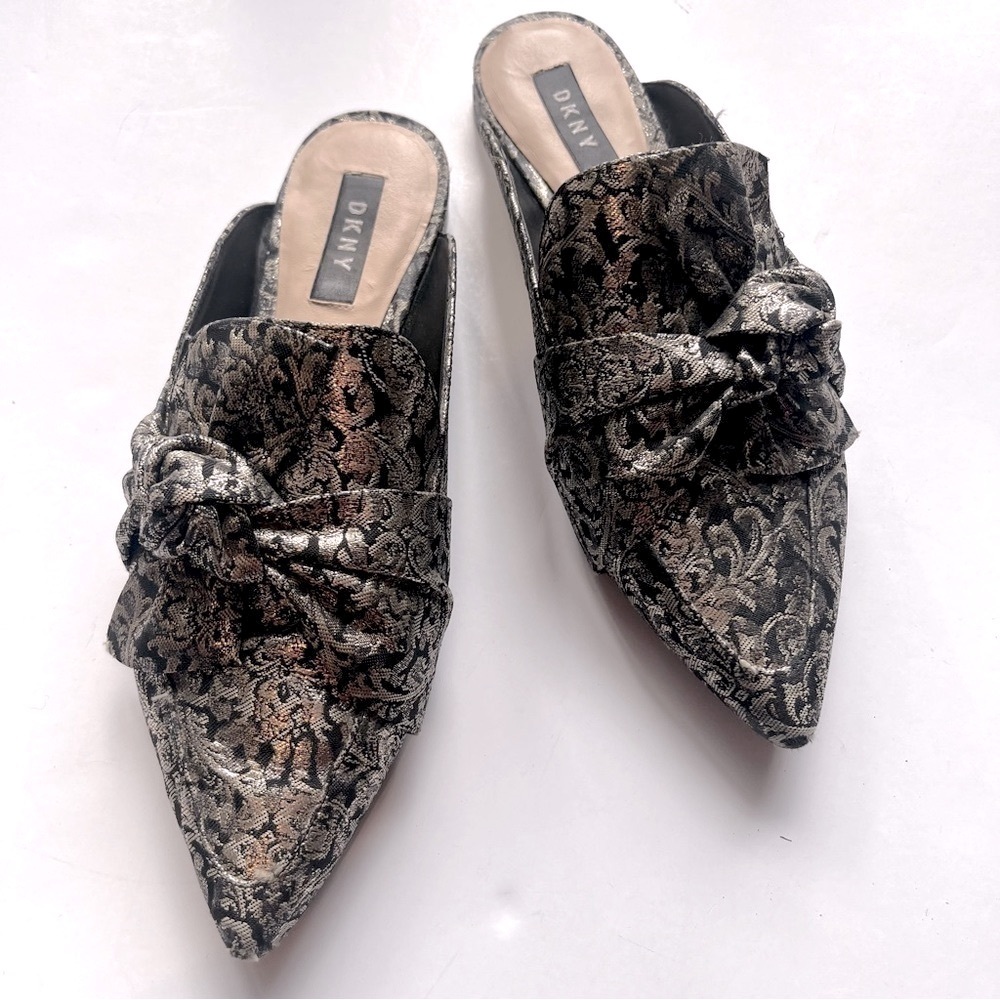 DKNY Pier Gold Metallic Brocade Knotted Bow Mules Size 7.5 M Pointed Toe Mules